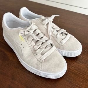 Women’s puma suede crème color size 7